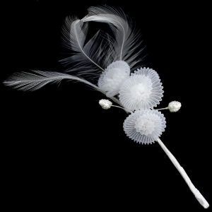 Flor organza plisada y plumas