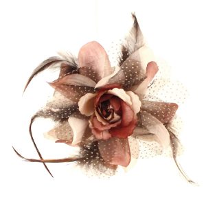 Fleur en organza et plume rose nude fonce